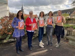 Sei ein Gesicht der Solidarität Frauen der Frauenberatungsstelle mit Aktionsplakat